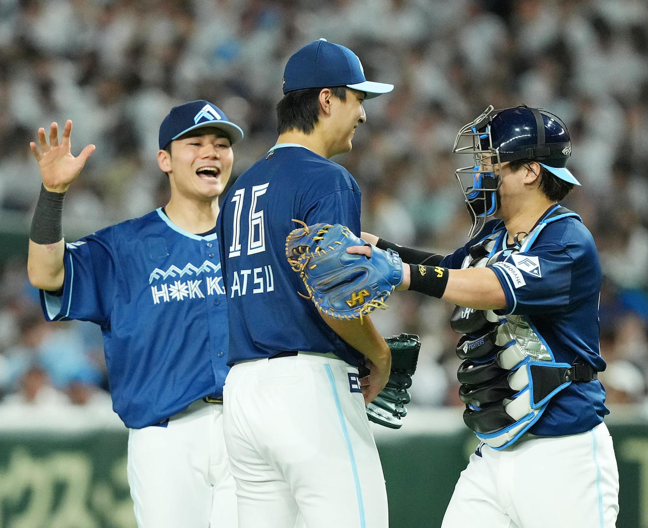 西武対日本ハム　完投勝利で今季6勝目を挙げ、祝福される日本ハム達（中央）（撮影・菅敏）