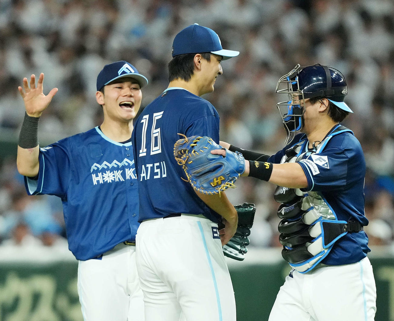 西武対日本ハム　完投勝利で今季6勝目を挙げ、祝福される日本ハム達（中央）（撮影・菅敏）