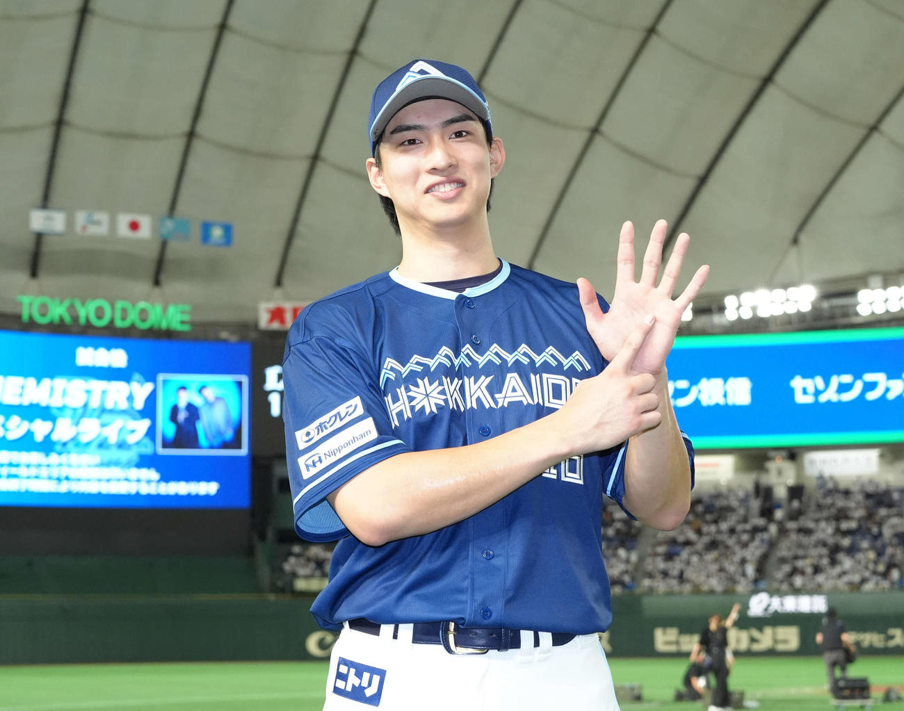 西武対日本ハム　完投勝利で今季6勝目を挙げ、指で6を作る日本ハム達（撮影・菅敏）