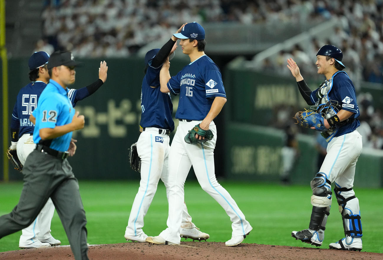 西武対日本ハム　完投勝利で今季6勝目を挙げ、祝福される日本ハム達（中央）（撮影・菅敏）