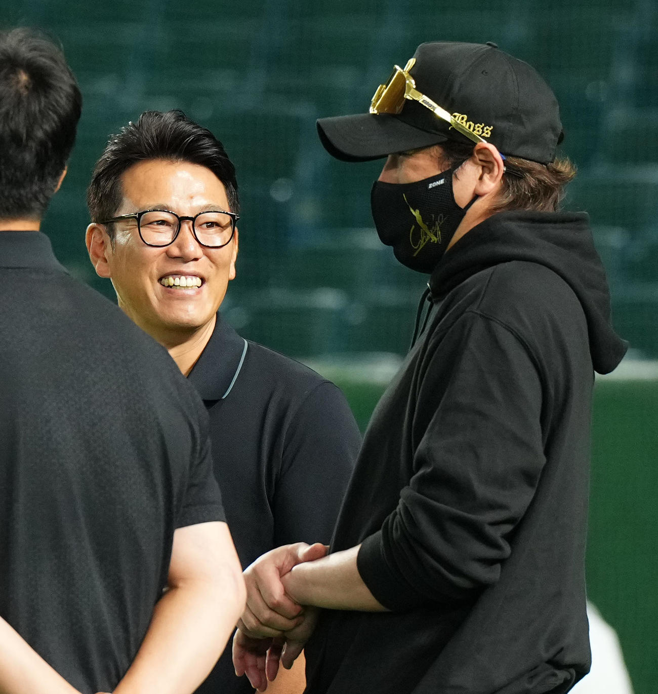 西武対日本ハム　試合前、日本ハム新庄監督（右）と談笑する侍ジャパン井端監督（撮影・菅敏）