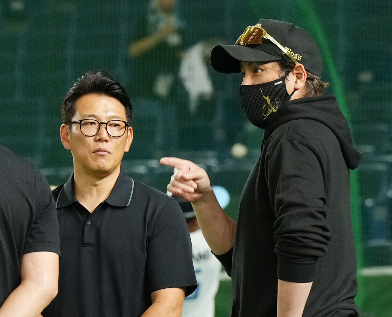 西武対日本ハム　試合前、日本ハム新庄監督（右）と話す侍ジャパン井端監督（撮影・菅敏）