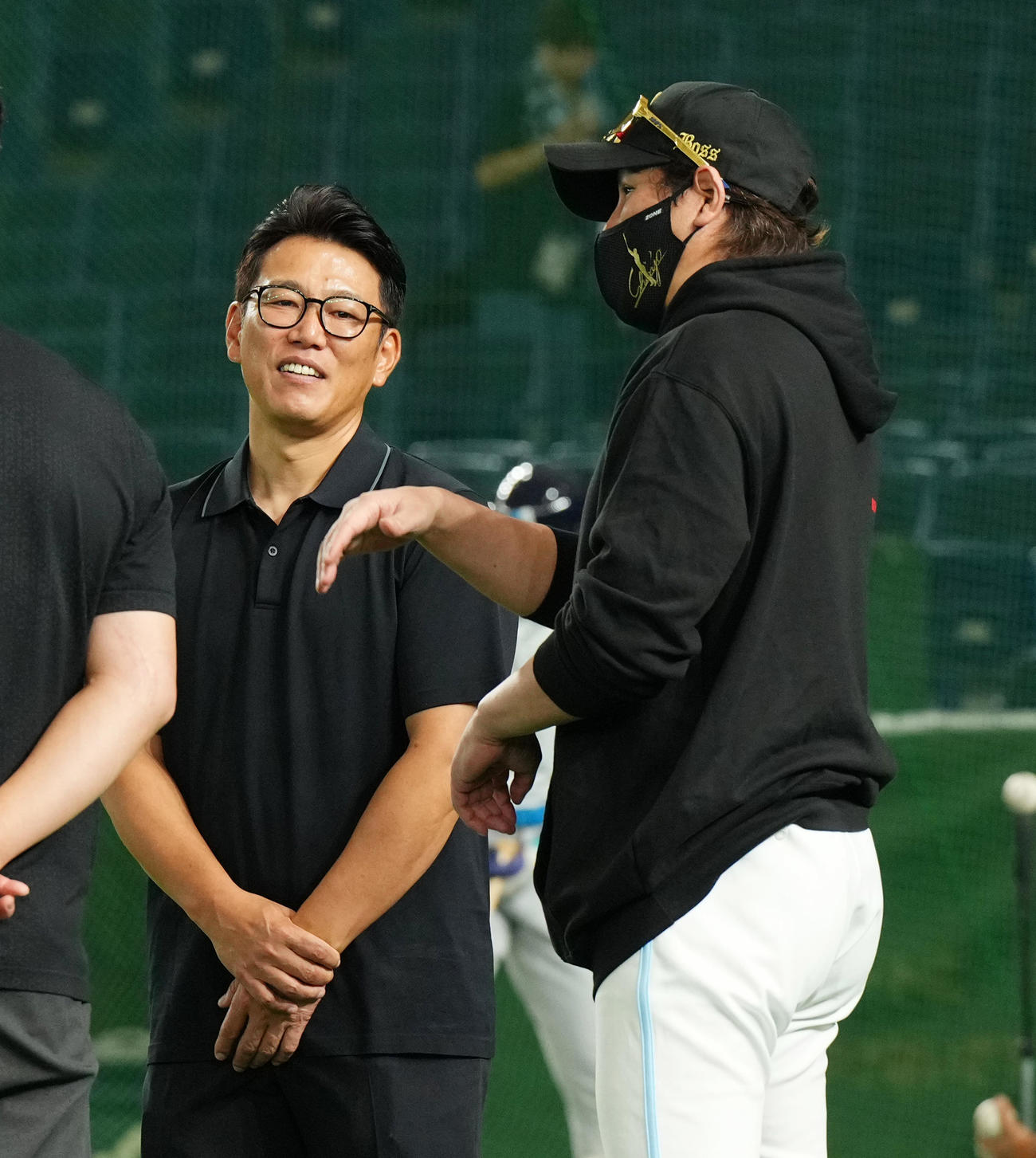 西武対日本ハム　試合前、日本ハム新庄監督（右）と談笑する侍ジャパン井端監督（撮影・菅敏）