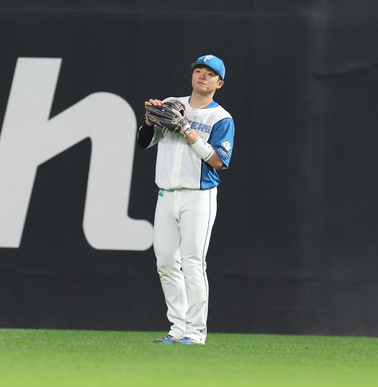 11日オリックス戦、8回に中堅守備につく日本ハム郡司裕也