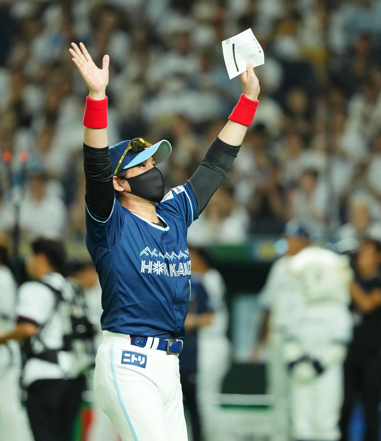 西武対日本ハム　試合前、メンバー表の交換をし、ベンチに戻る日本ハム新庄監督（撮影・菅敏）