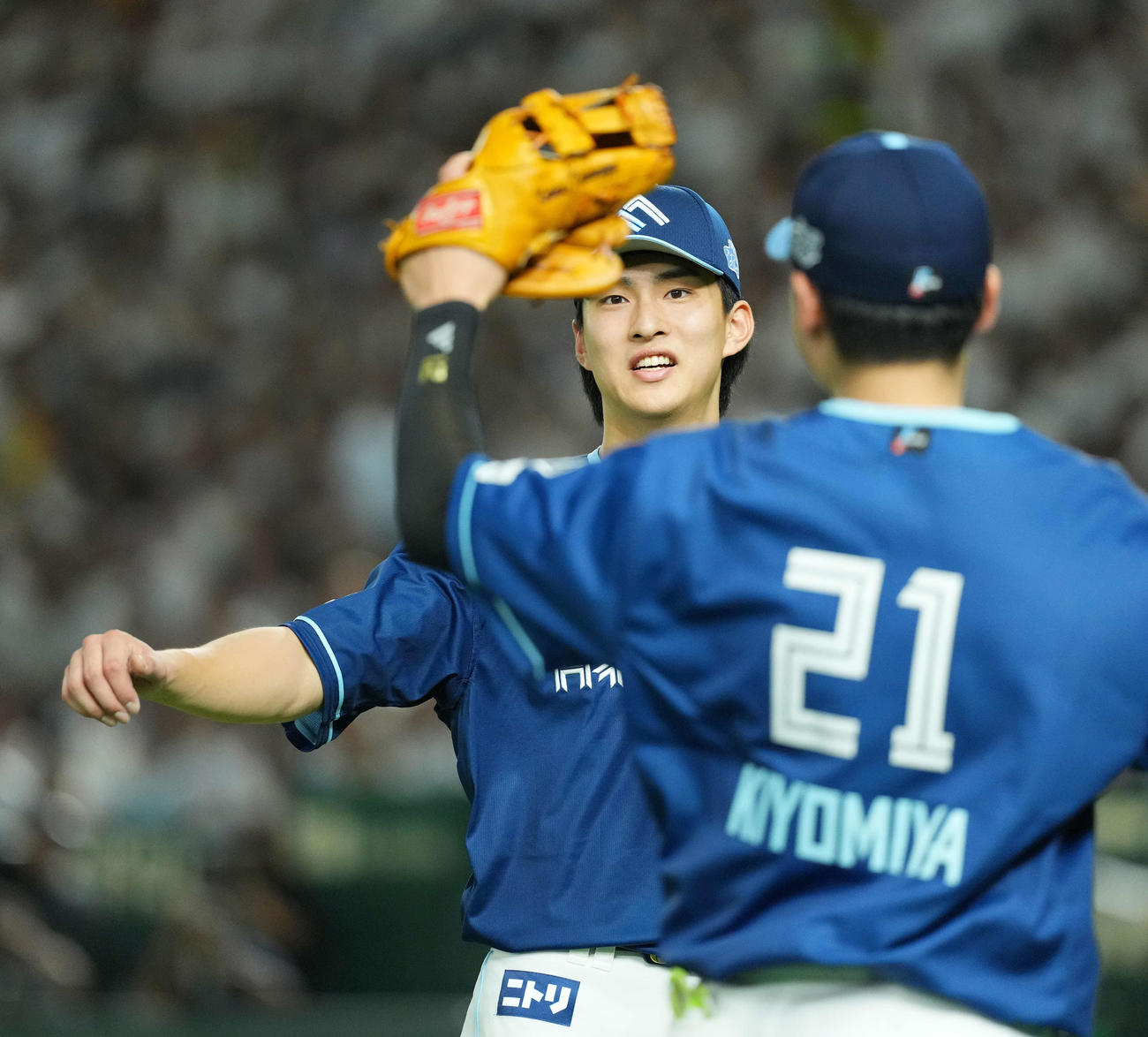 西武対日本ハム　7回の投球を終え、清宮（手前）を迎える達（撮影・菅敏）