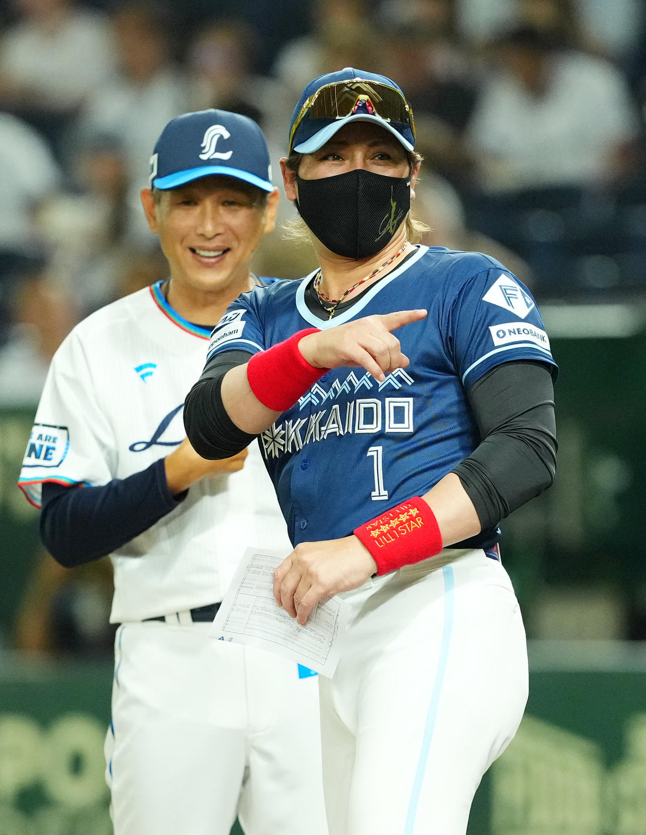 西武対日本ハム　試合前、西武西口監督（後方）とメンバー表の交換をする日本ハム新庄監督（撮影・菅敏）
