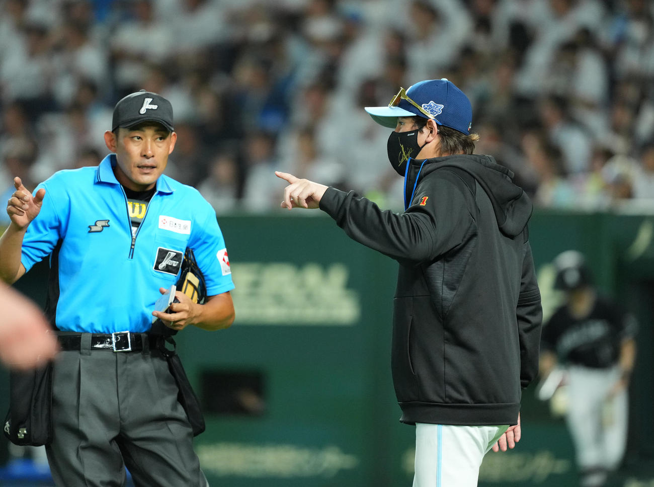 西武対日本ハム　7回、交代を告げる日本ハム新庄監督（右）（撮影・菅敏）