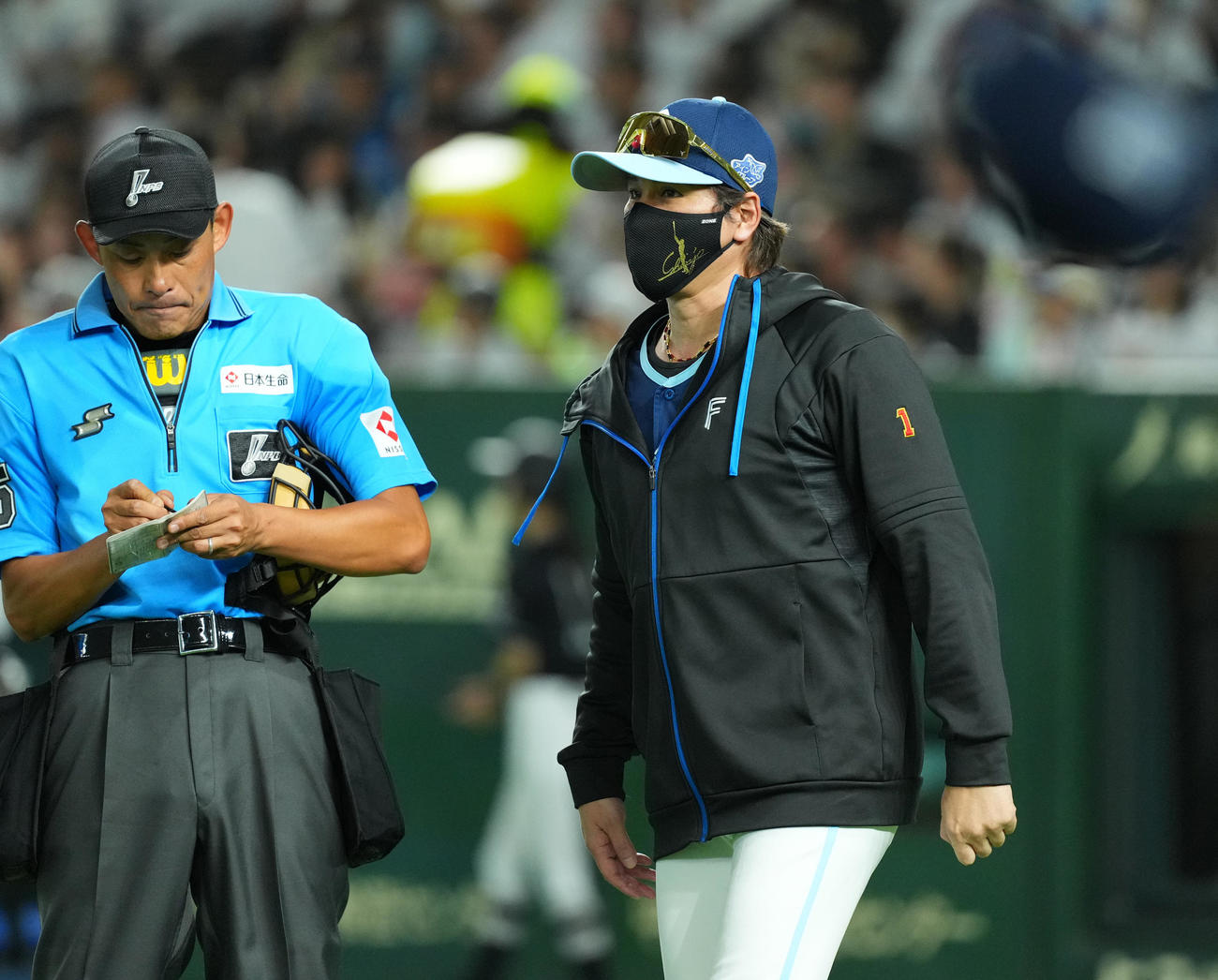 西武対日本ハム　7回、交代を告げる日本ハム新庄監督（右）（撮影・菅敏）