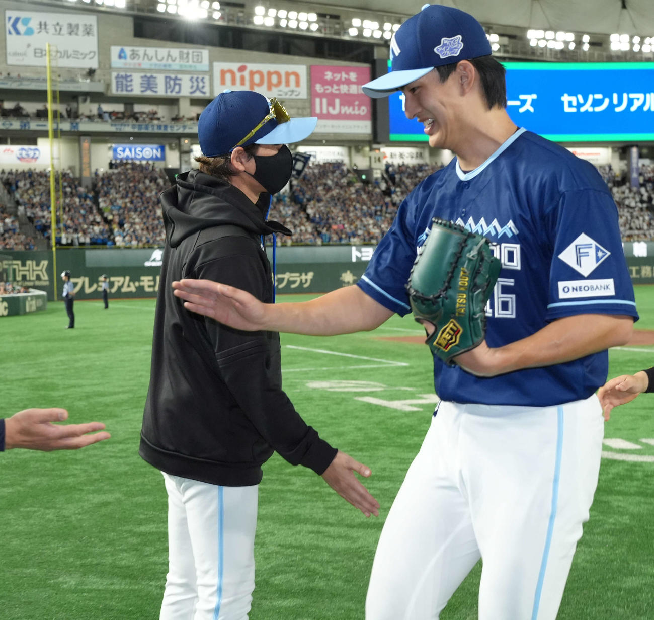 西武対日本ハム　完投勝利で今季6勝目を挙げ、祝福される日本ハム達（中央）（撮影・菅敏）