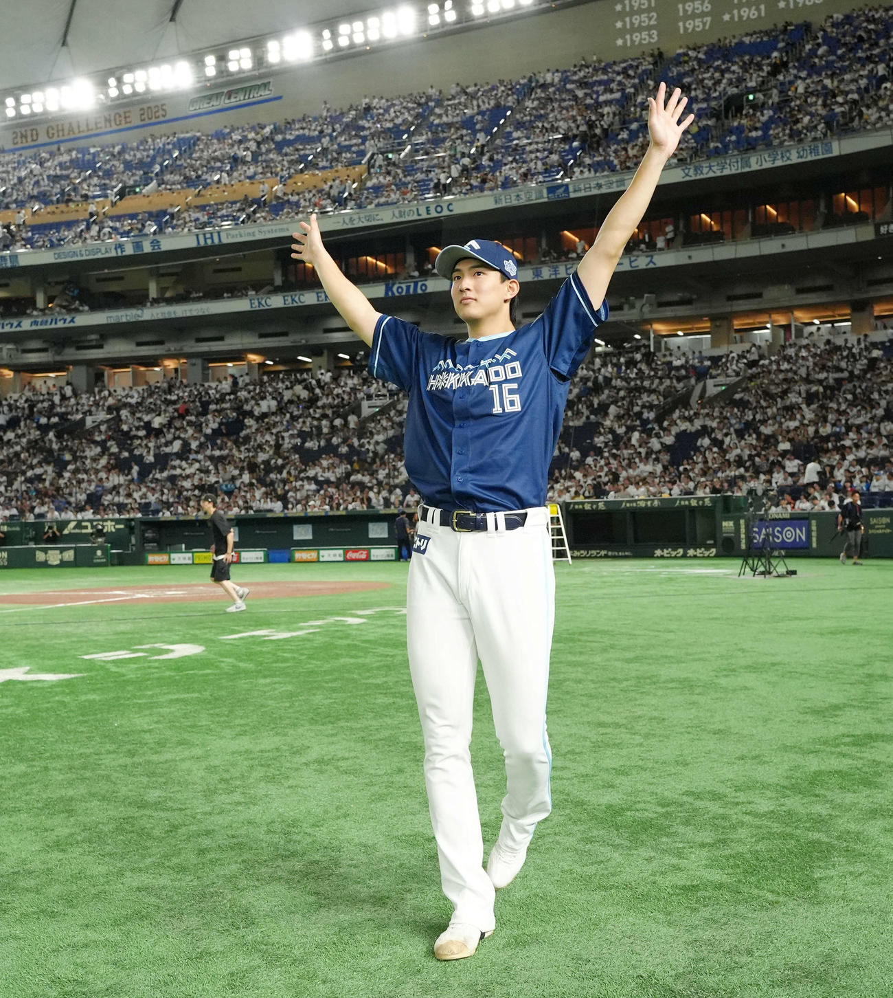 完投勝利で今季6勝目を挙げ、スタンドの歓声に応える日本ハム達（撮影・菅敏）