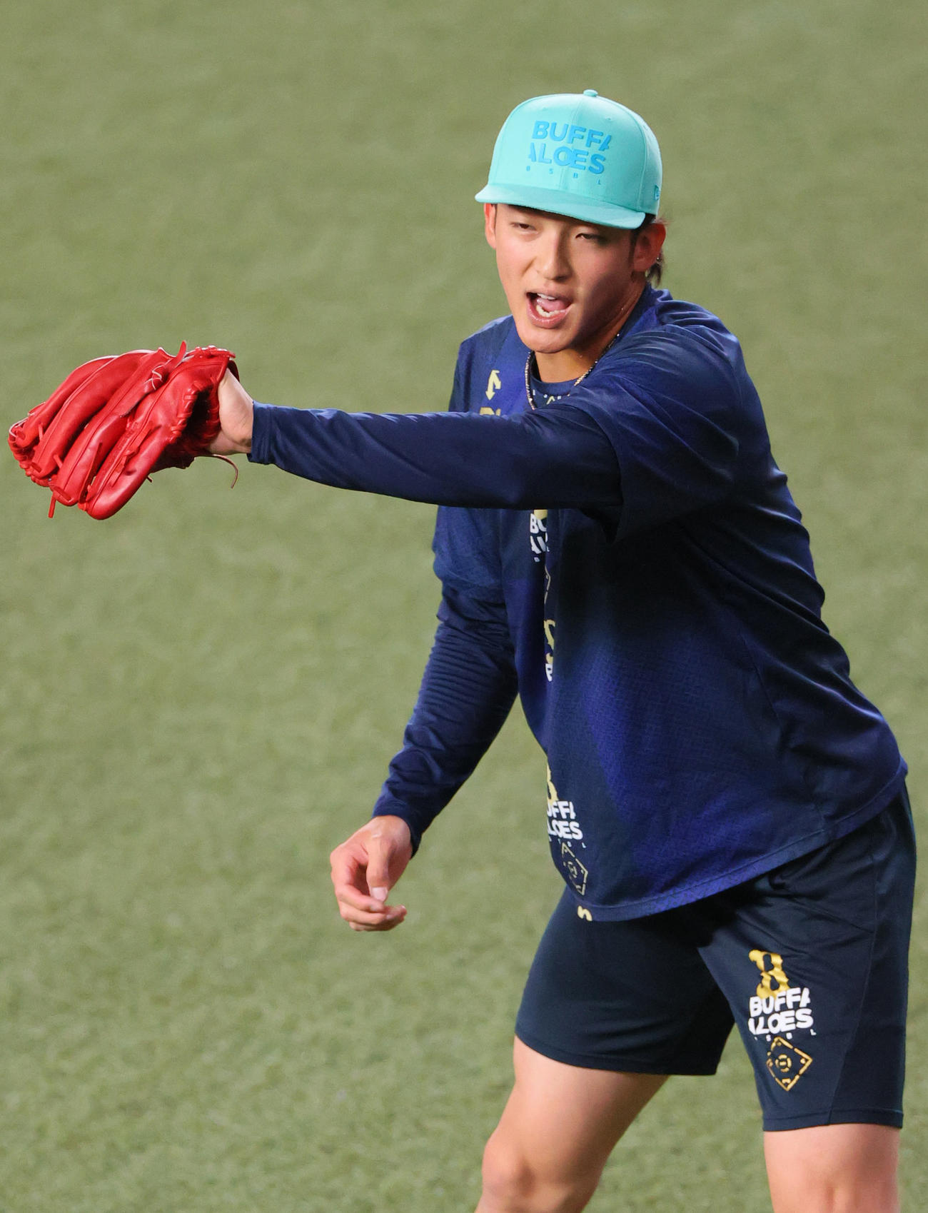 オリックス対楽天　試合前の練習でキャッチボールするオリックス山崎（撮影・上山淳一）