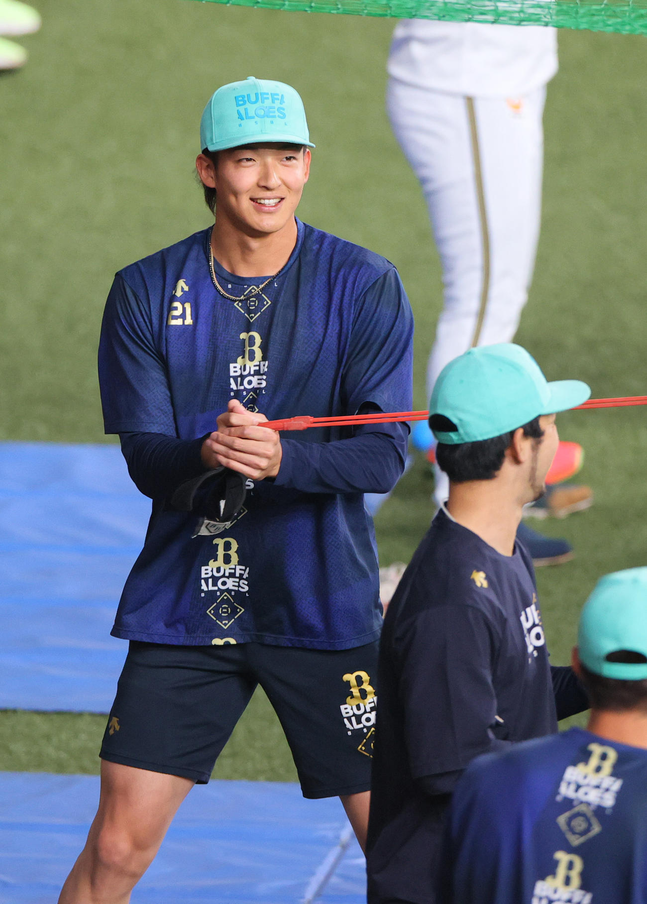 オリックス対楽天　試合前の練習でリラックスした表情を見せるオリックス山崎（撮影・上山淳一）