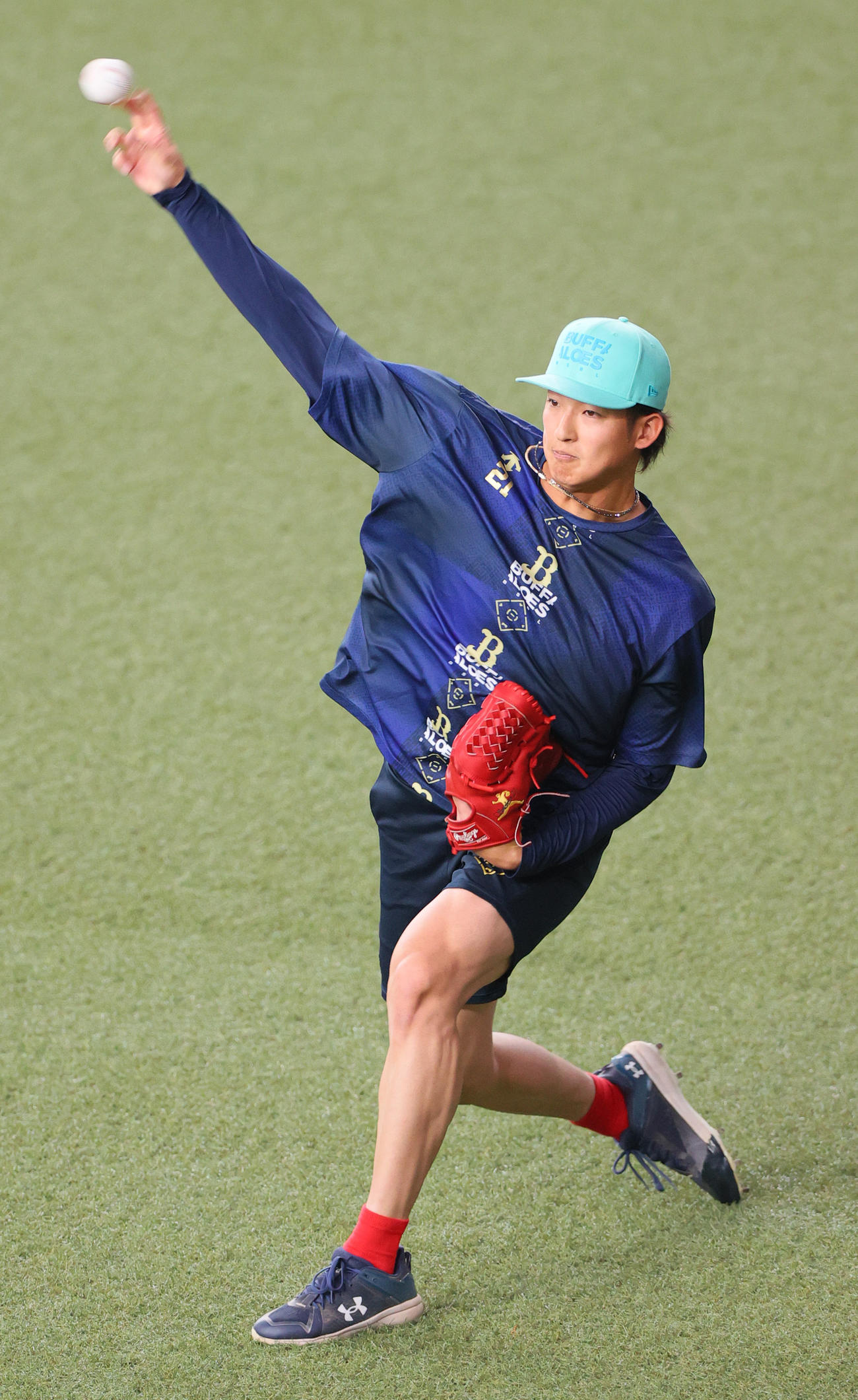 オリックス対楽天　試合前の練習でキャッチボールするオリックス山崎（撮影・上山淳一）