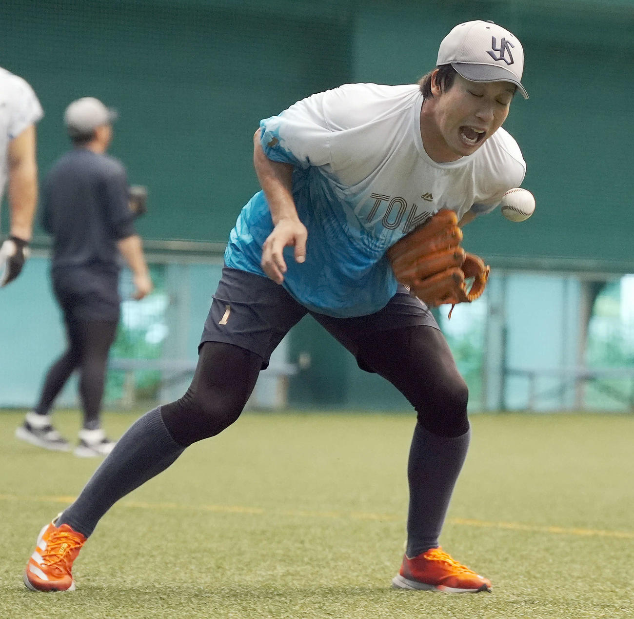 ヤクルト対巨人　室内練習場でノックを受けるヤクルト山田（撮影・たえ見朱実）