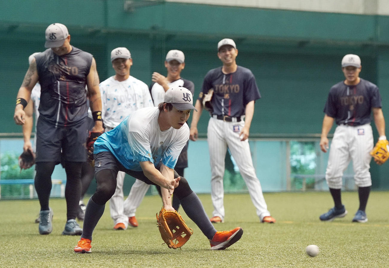 ヤクルト対巨人　室内練習場でノックを受けるヤクルト山田（撮影・たえ見朱実）