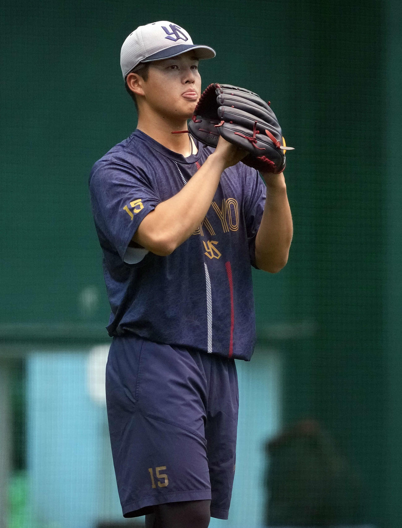 ヤクルト対巨人　室内練習場で調整するヤクルト中村優（撮影・たえ見朱実）
