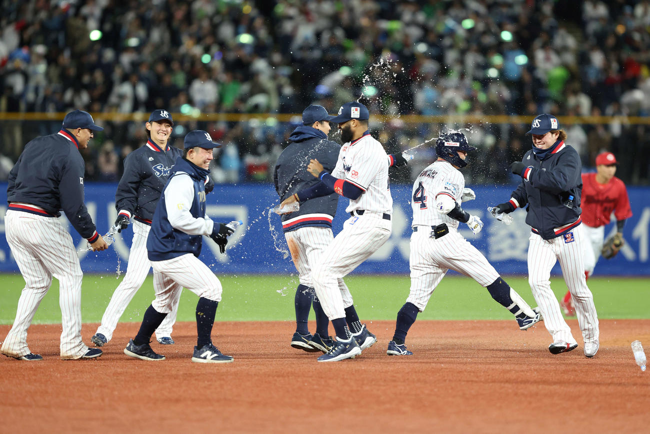 サヨナラ適時打を放ち、チームメートに手荒い祝福を受ける丸山和（右から2人目）（2025年4月撮影）