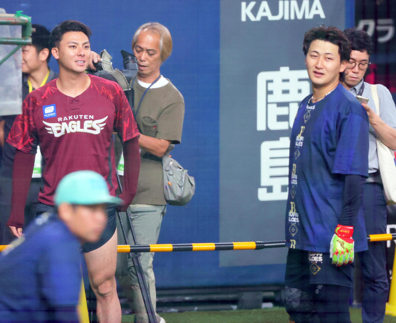 オリックス対楽天　試合前の練習でオリックス紅林（右）と話す楽天村林（撮影・上山淳一）
