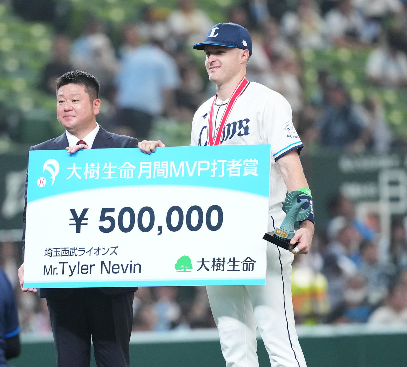 月刊MVPの表彰を受ける西武ネビン（右）（2025年7月撮影）