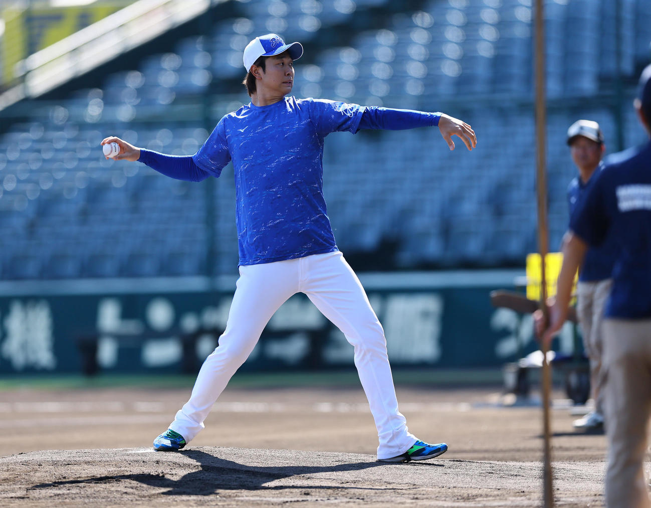 阪神対中日　マウンドを確認する中日高橋宏（撮影・藤尾明華）