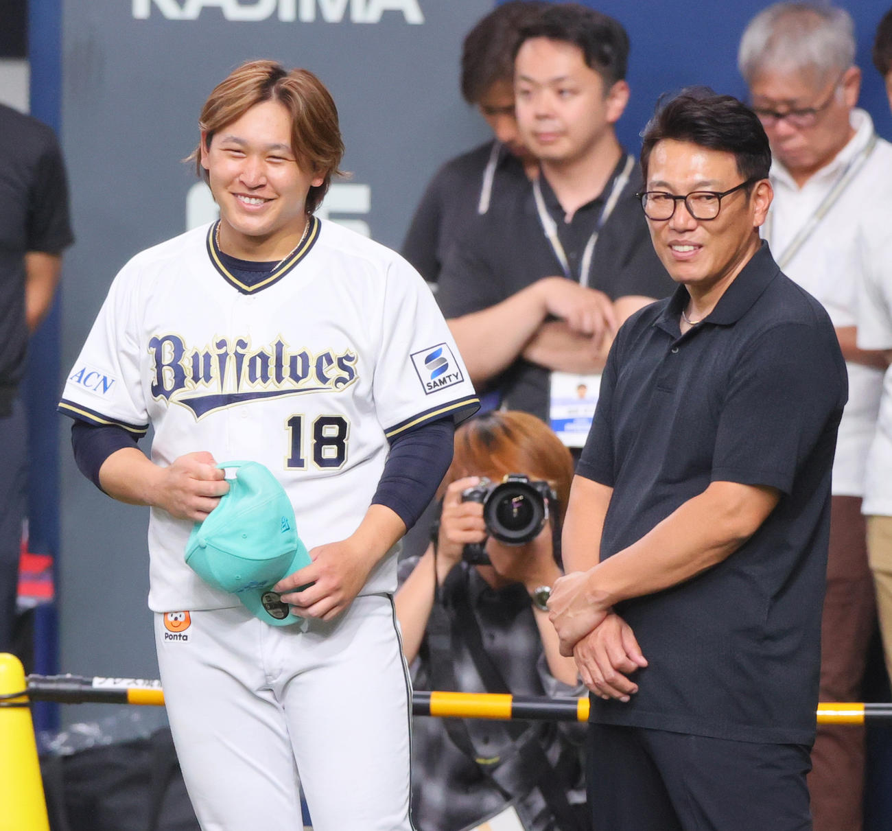オリックス対楽天　試合前、侍ジャパン井端監督（右）と笑顔で話すオリックス宮城（撮影・上山淳一）