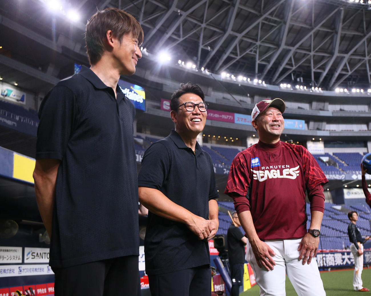 オリックス対楽天　試合前、視察に訪れた侍ジャパン井端監督（中央）と笑顔で話す楽天三木監督。左は侍ジャパン能見投手コーチ（撮影・上山淳一）