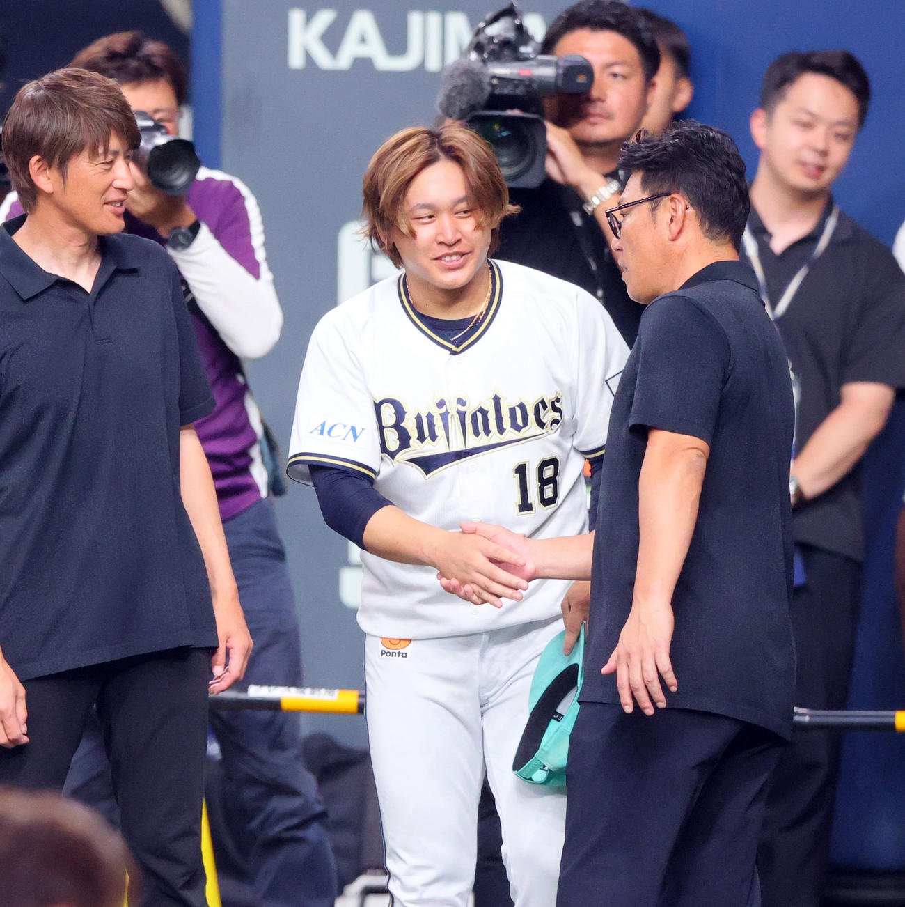 オリックス対楽天　視察に訪れた侍ジャパン井端監督（右）にあいさつするオリックス宮城。左は侍ジャパン能見投手コーチ（撮影・上山淳一）