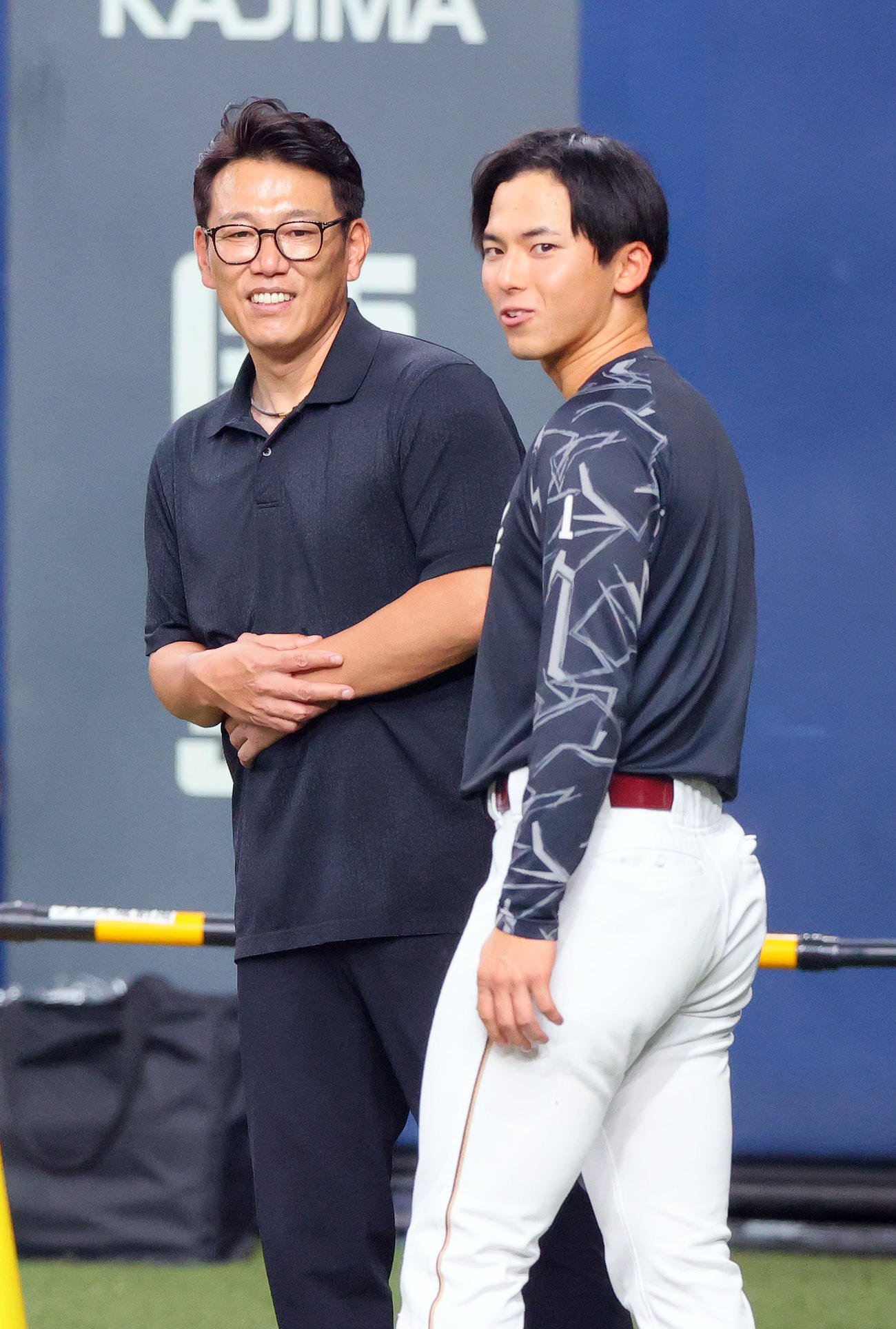 オリックス対楽天　試合前、侍ジャパン井端監督（左）と話す楽天宗山（撮影・上山淳一）