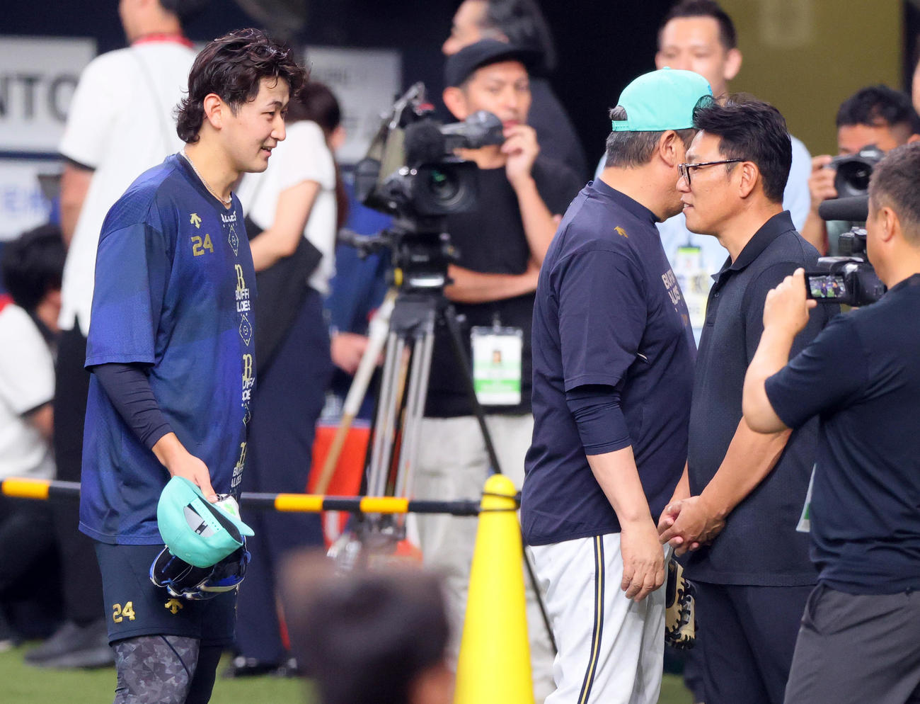 オリックス対楽天　視察に訪れた侍ジャパン井端監督（右）にあいさつするオリックス紅林（撮影・上山淳一）
