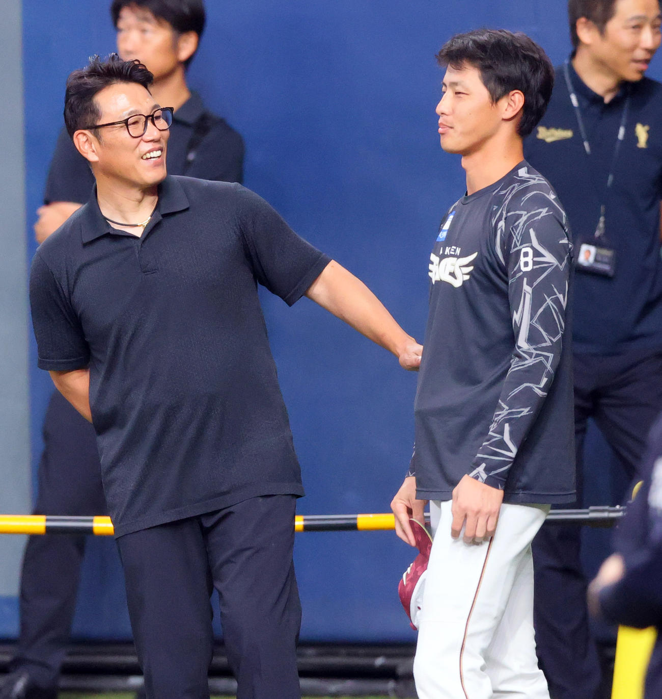 オリックス対楽天　試合前、楽天辰己（右）と話す侍ジャパン井端監督（撮影・上山淳一）