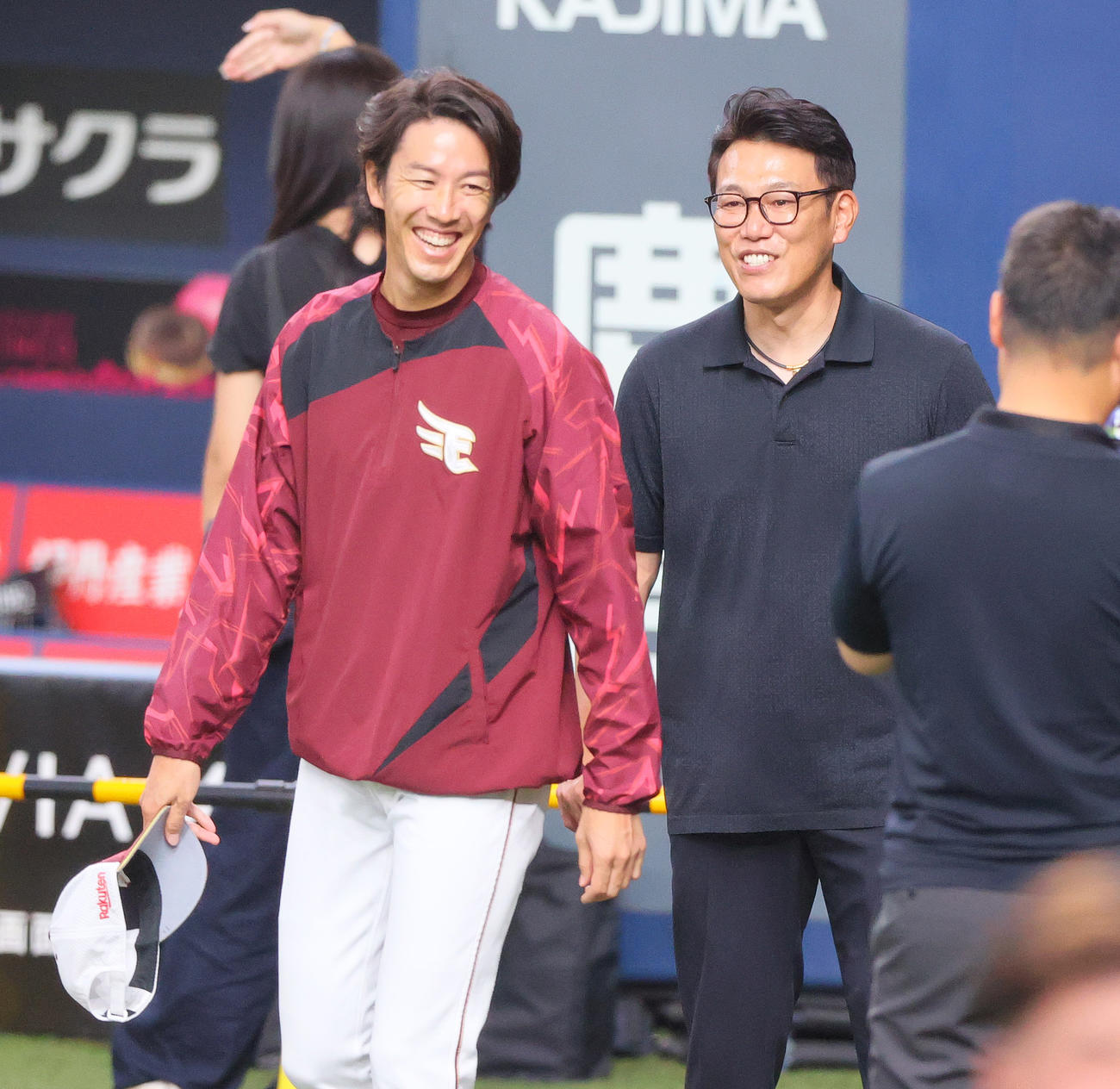 オリックス対楽天　試合前、侍ジャパン井端監督（右）と話す楽天岸（撮影・上山淳一）