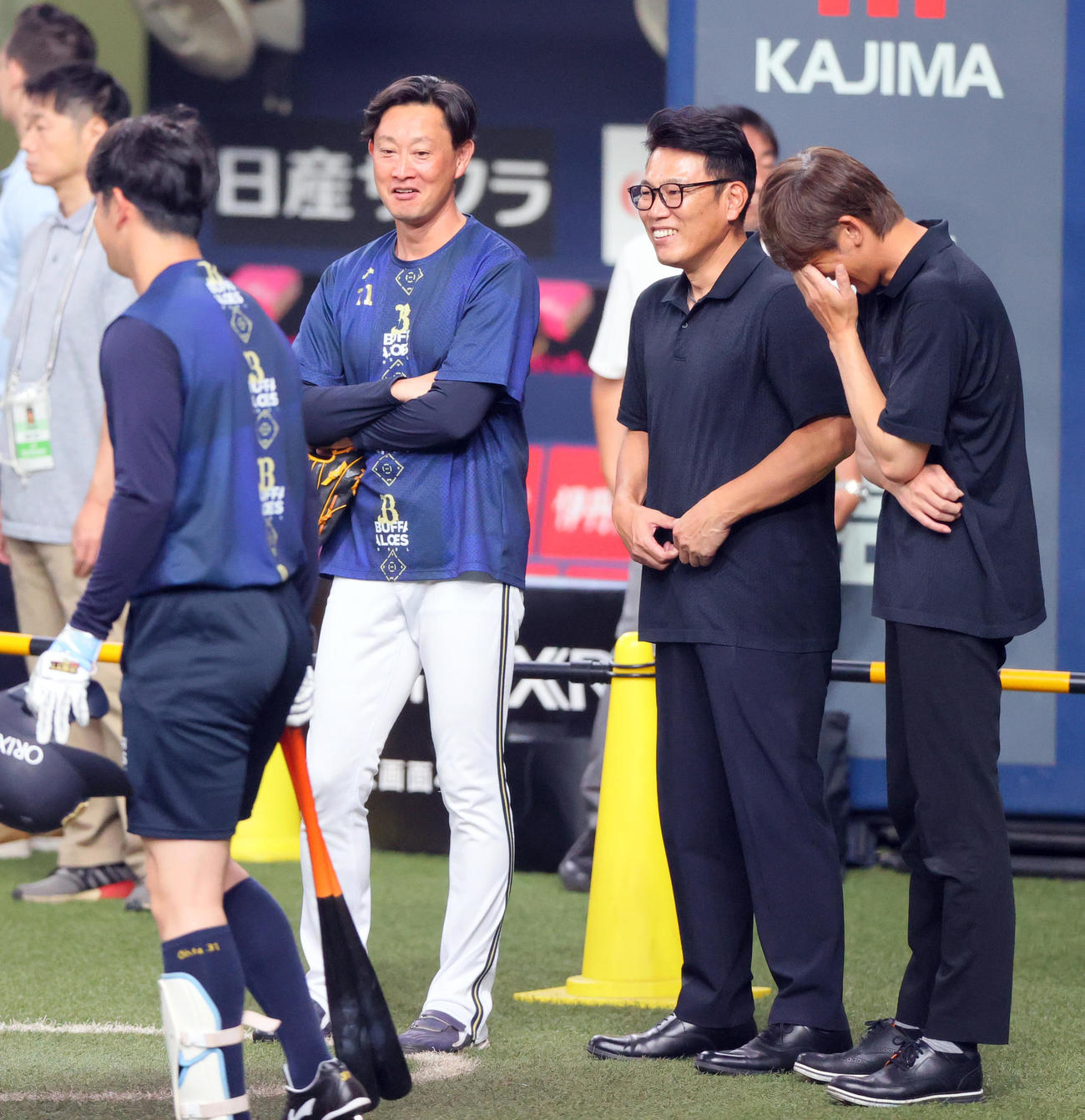 オリックス対楽天　試合前、視察に訪れた侍ジャパン井端監督（右から2人目）と話すオリックス岸田監督（撮影・上山淳一）
