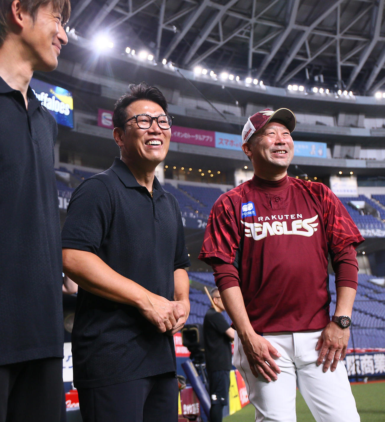 オリックス対楽天　試合前、視察に訪れた侍ジャパン井端監督（中央）と笑顔で話す楽天三木監督。左端は能見氏（撮影・上山淳一）