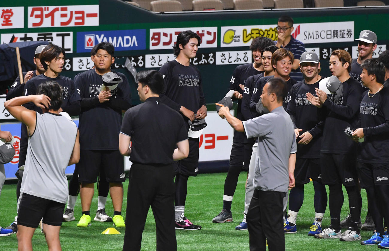 ソフトバンク対ロッテ　1軍に合流し、円陣でナインにあいさつするロッテ一條（中央）（撮影・岩下翔太）