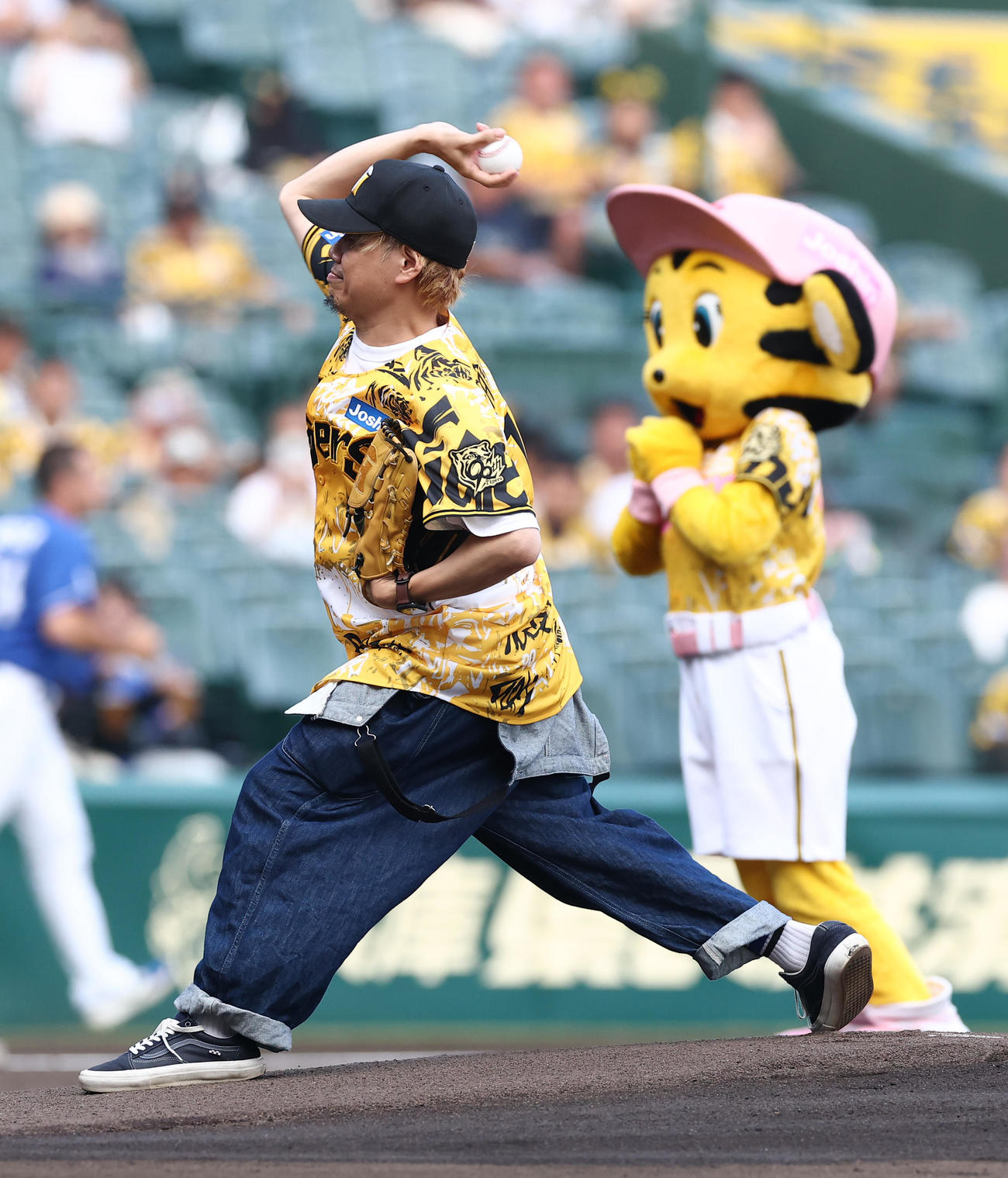 阪神対中日　ファーストピッチセレモニーで投球する10－FEETのTAKUMA（撮影・上田博志）