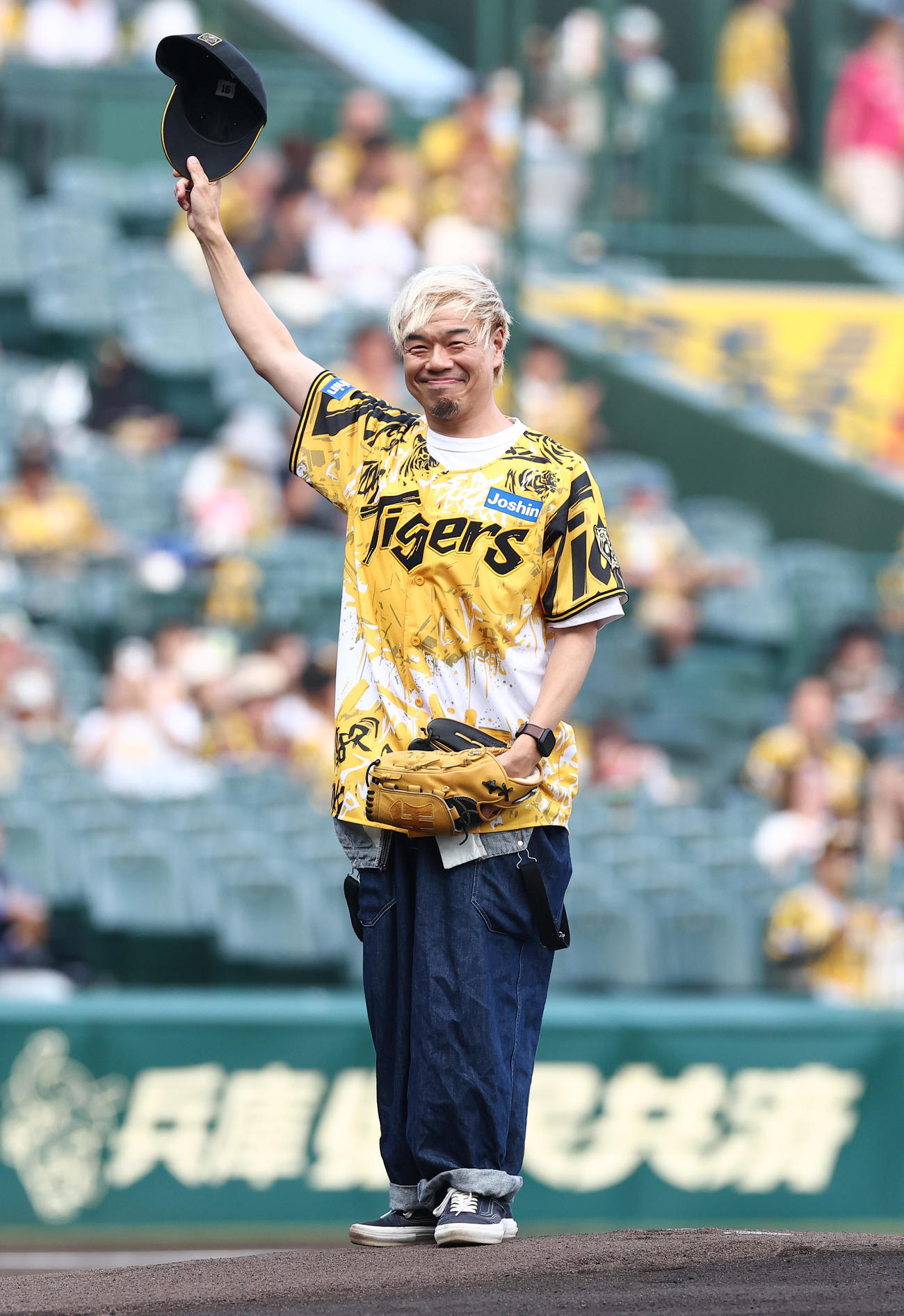 阪神対中日　ファーストピッチセレモニーで笑顔を見せる10－FEETのTAKUMA（撮影・上田博志）