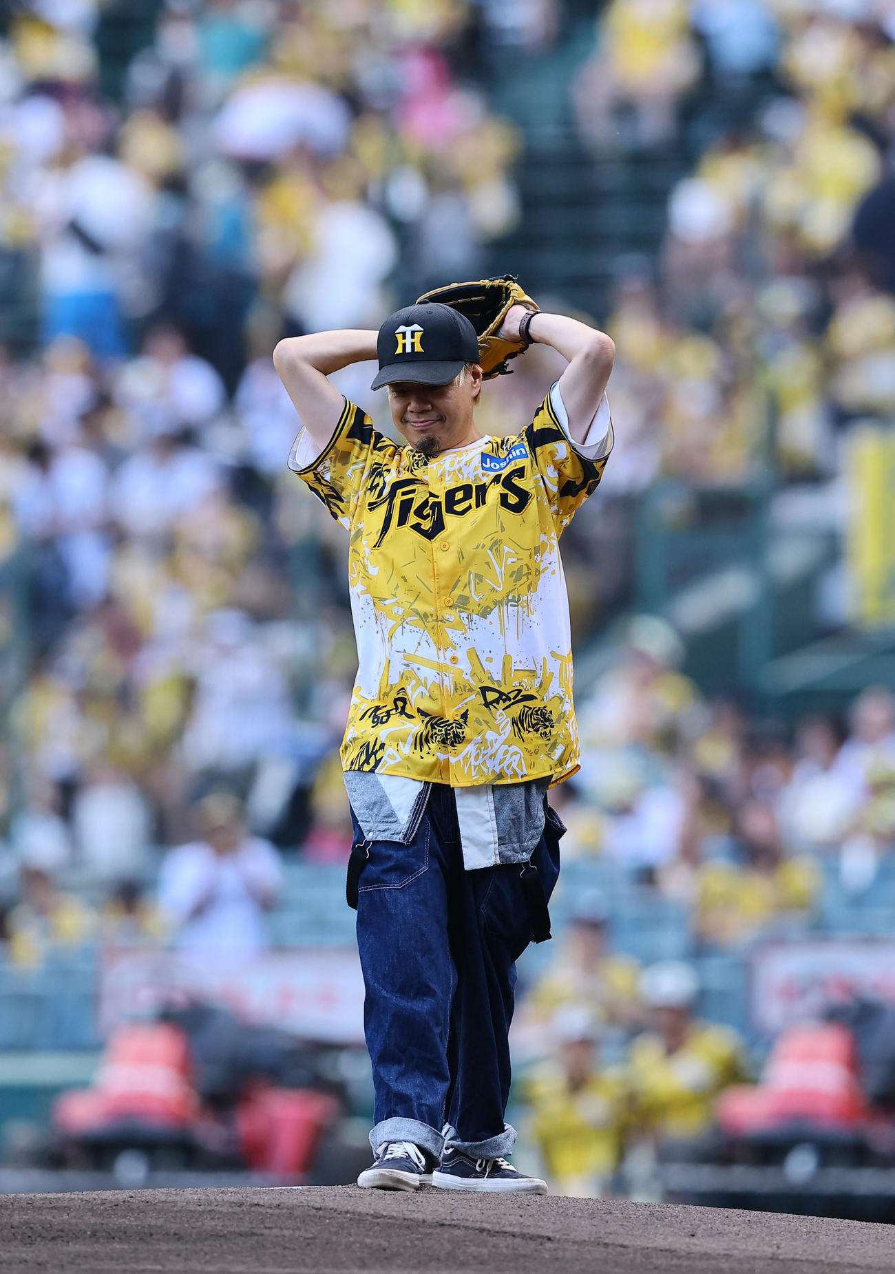 阪神対中日　ファーストピッチを務める10ーFEETのTAKUMA（撮影・藤尾明華）