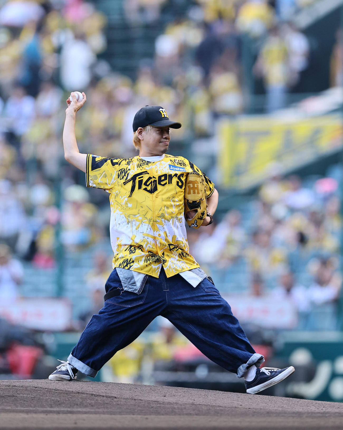 阪神対中日　ファーストピッチを務める10ーFEETのTAKUMA（撮影・藤尾明華）