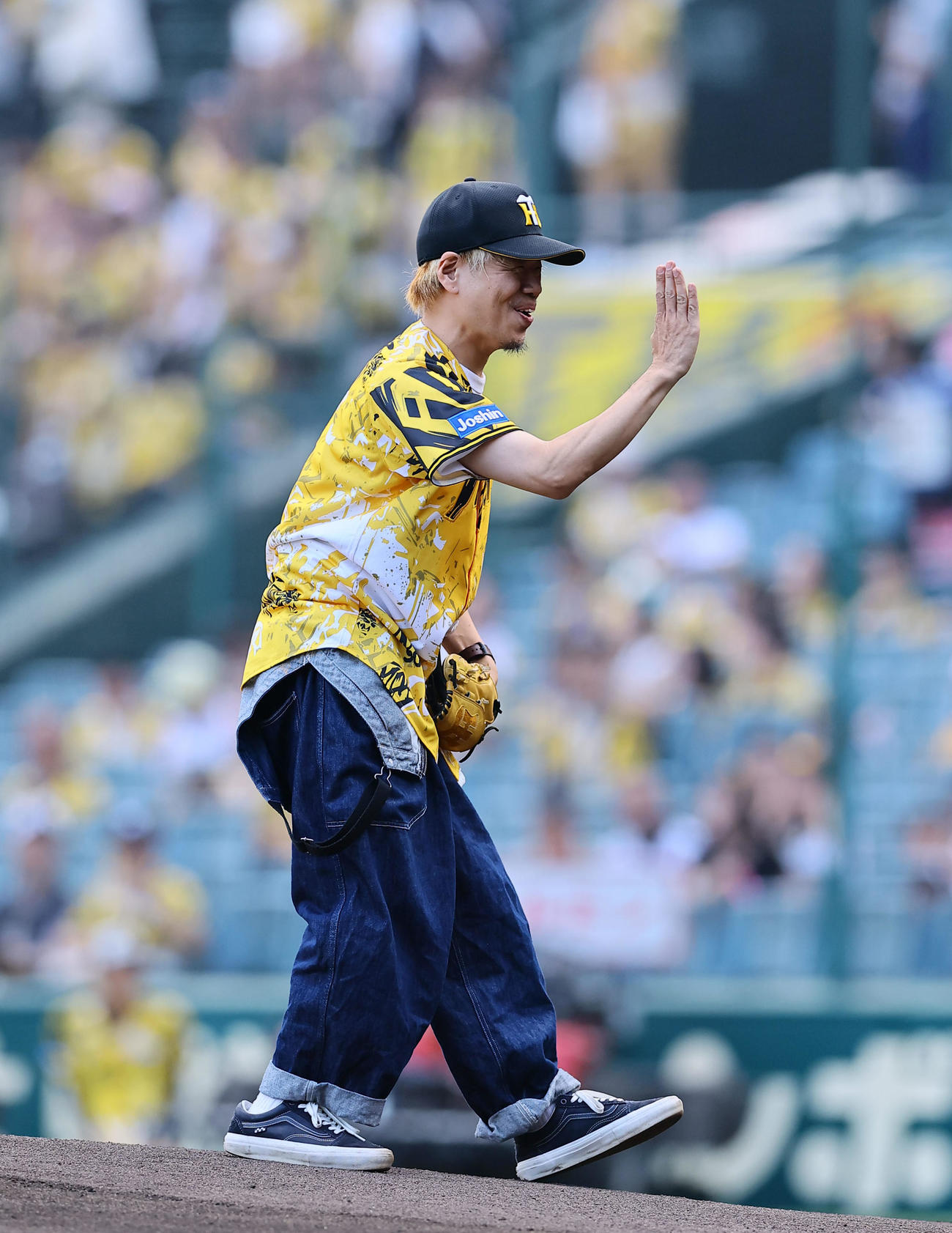 阪神対中日　ファーストピッチを務める10ーFEETのTAKUMA（撮影・藤尾明華）