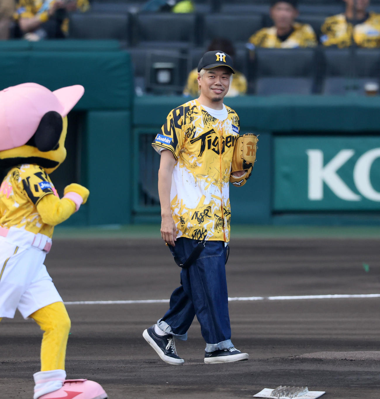 阪神対中日　ファーストピッチするTAKUMA（10ーFEET）（撮影・加藤哉）