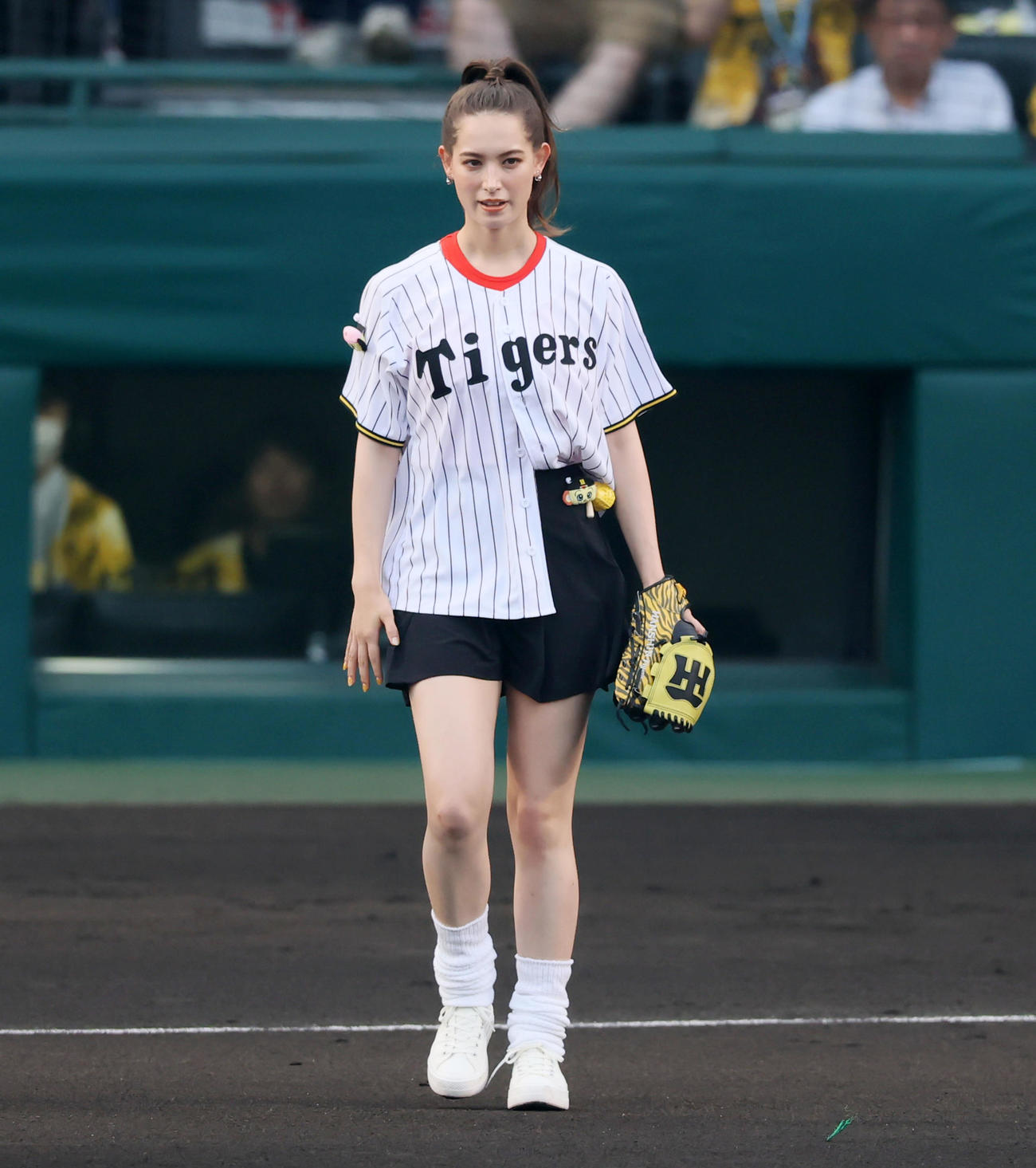 阪神対中日　始球式を行うトラウデン直美（撮影・加藤哉）