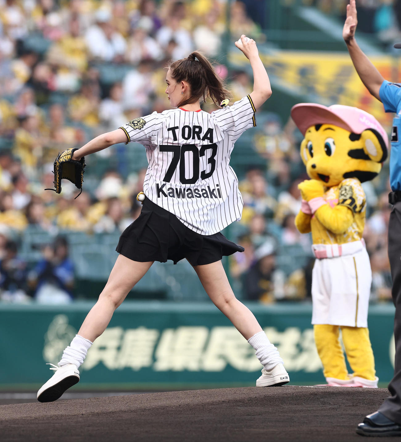 阪神対中日　始球式で投球するトラウデン直美（撮影・上田博志）