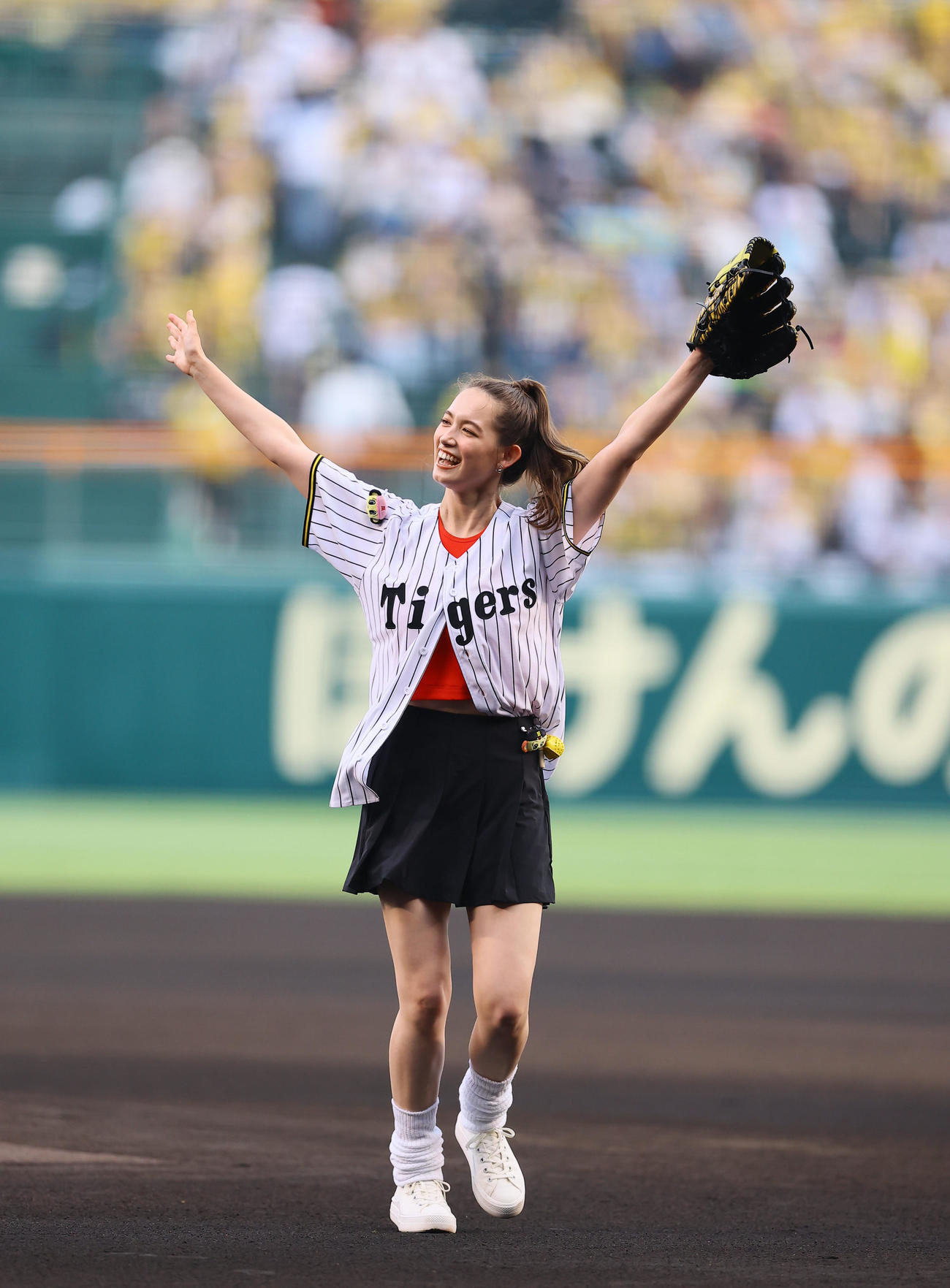 阪神対中日　始球式を務めたトラウデン直美（撮影・藤尾明華）