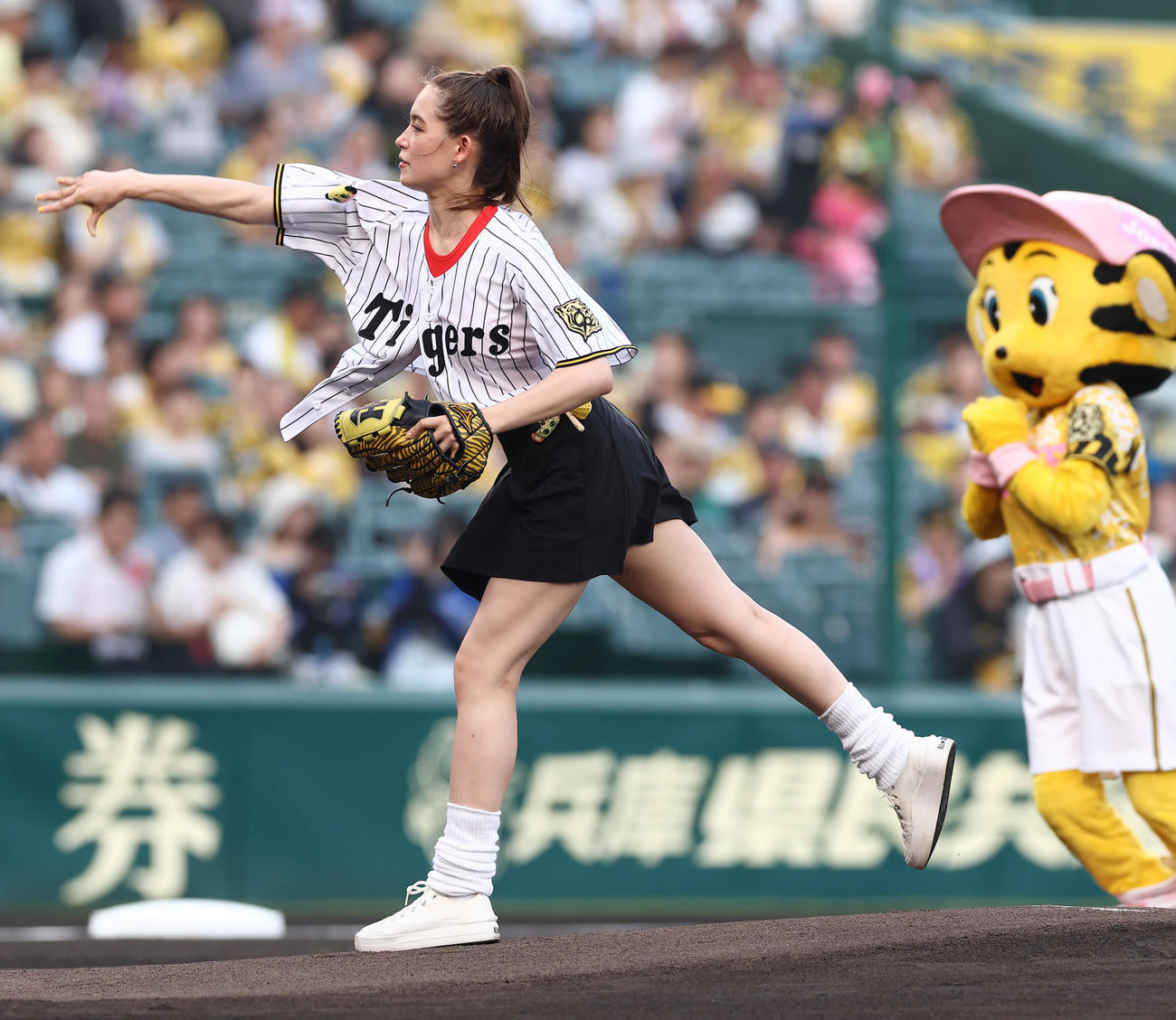 阪神対中日　始球式で投球するトラウデン直美（撮影・上田博志）