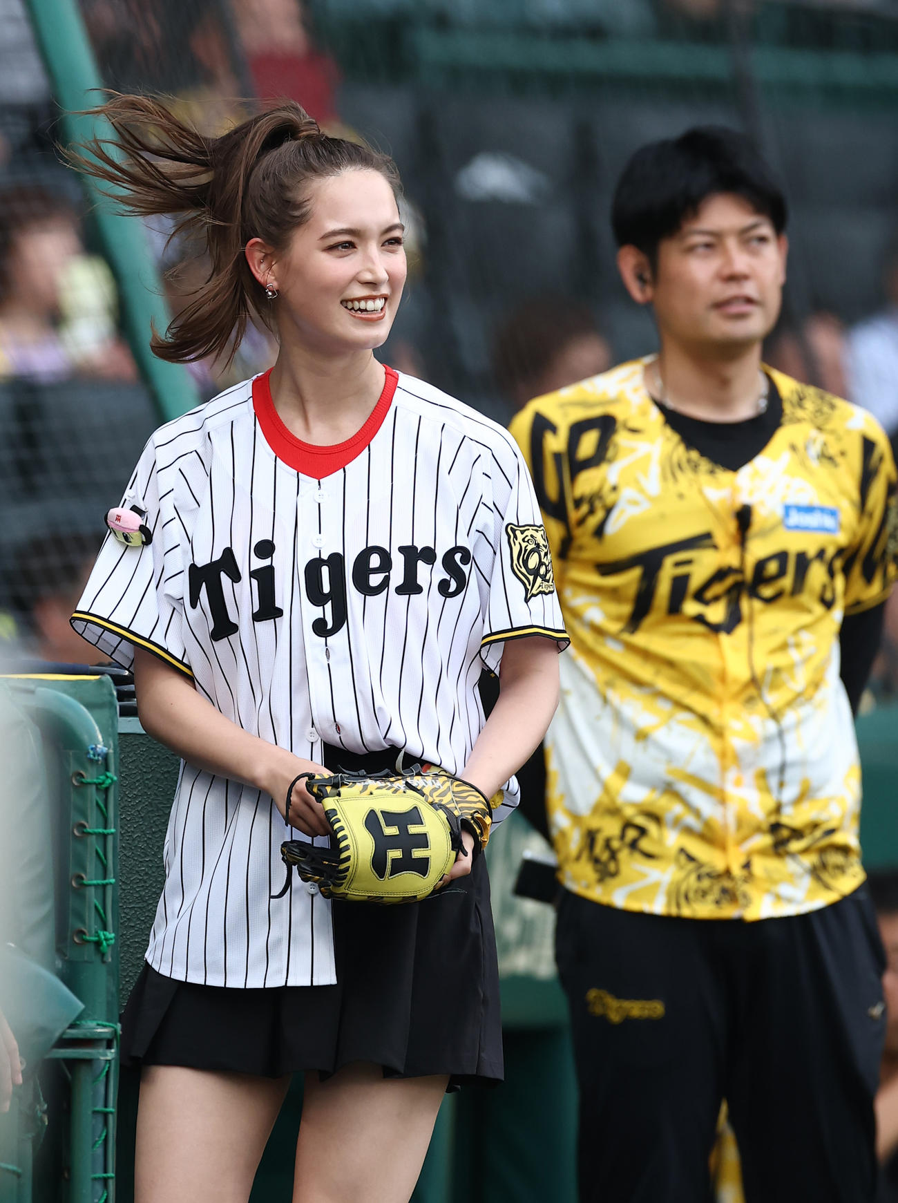 阪神対中日　始球式を務めたトラウデン直美（撮影・上田博志）