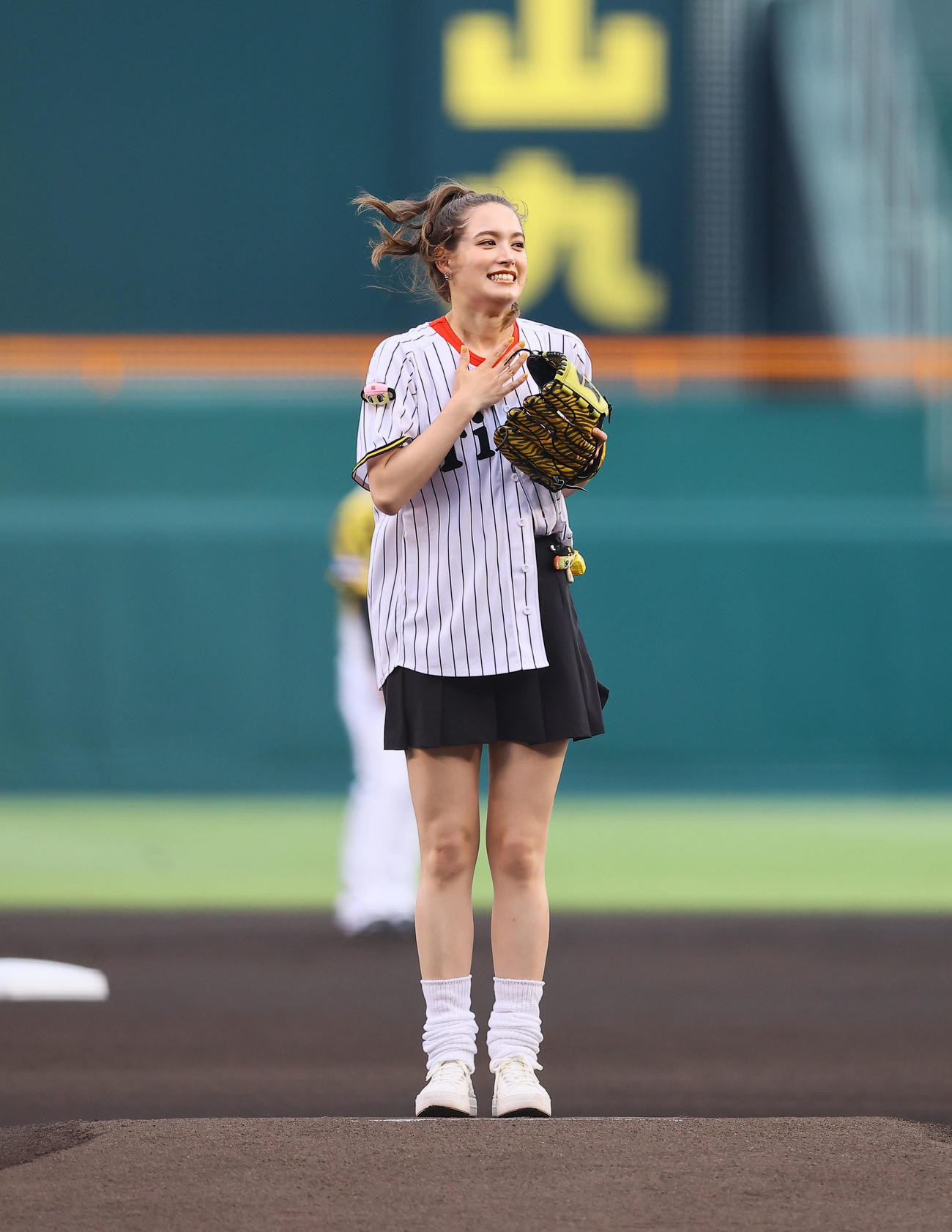 阪神対中日　始球式を務めたトラウデン直美（撮影・藤尾明華）