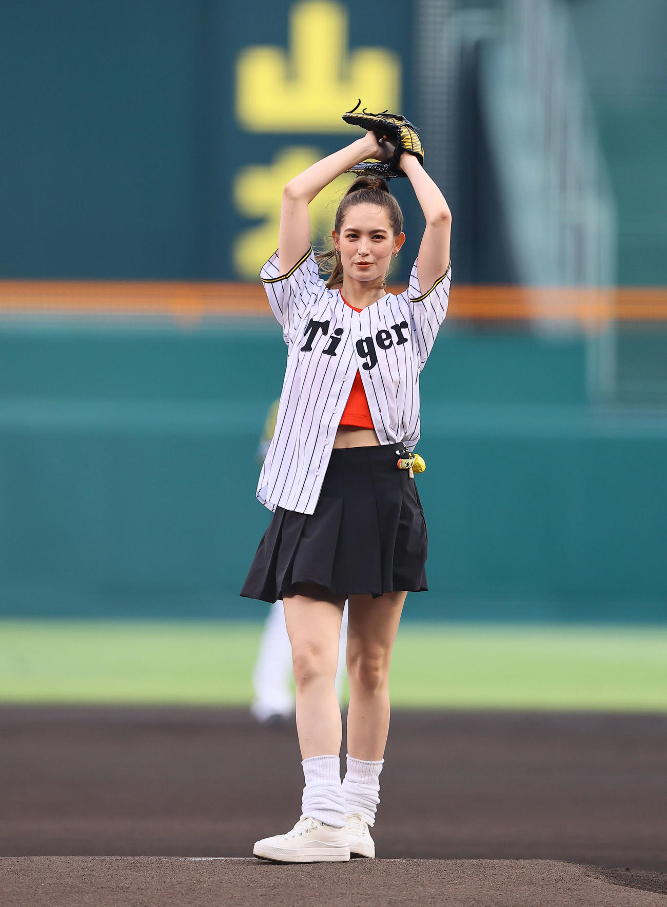 阪神対中日　始球式を務めたトラウデン直美（撮影・藤尾明華）