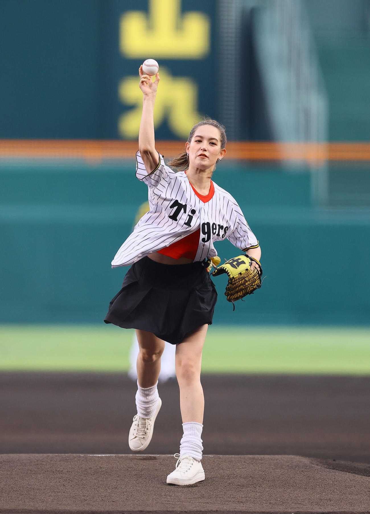阪神対中日　始球式を務めたトラウデン直美（撮影・藤尾明華）