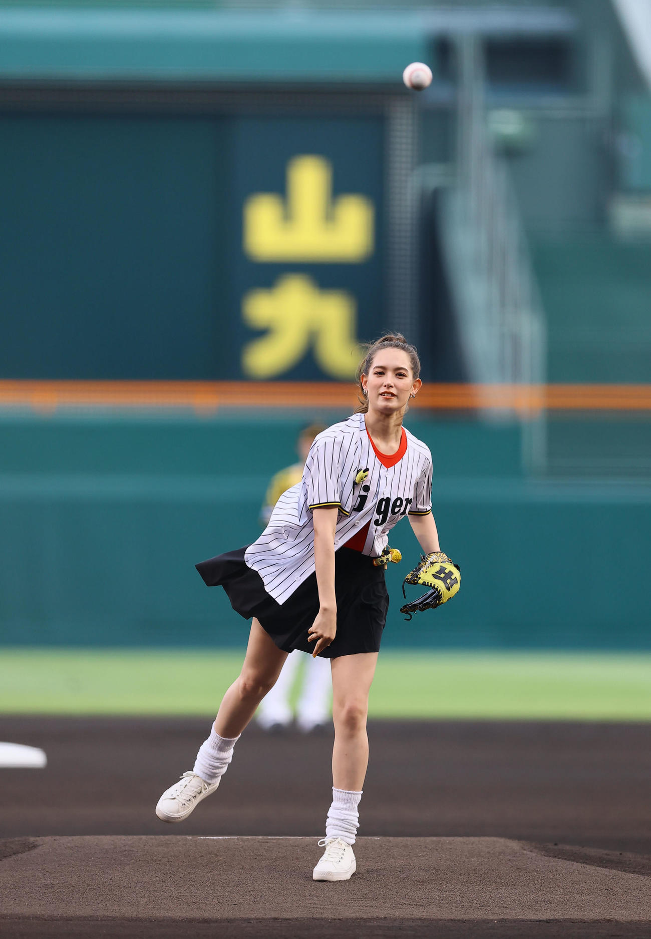 阪神対中日　始球式を務めたトラウデン直美（撮影・藤尾明華）